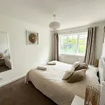 3 Bed House With Parking And Garden Near Tower Bridge