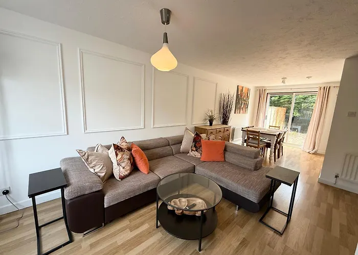 3 Bed House With Parking And Garden Near Tower Bridge